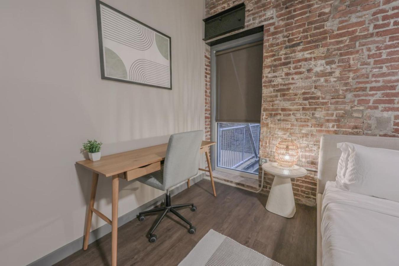 Stylish Downtown 2 Bedroom Apartment *